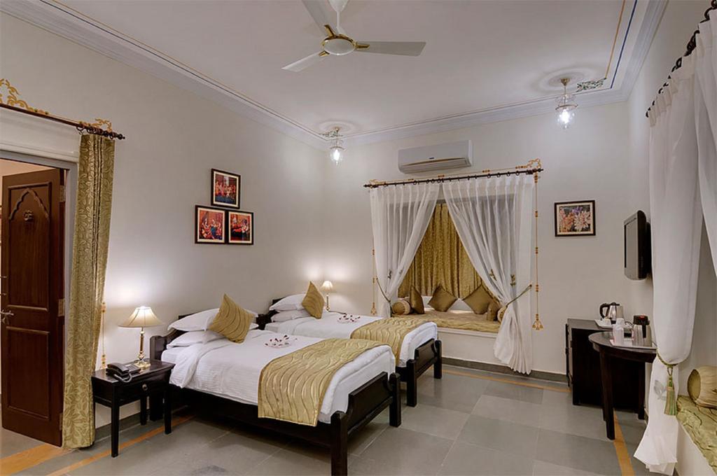 Hotel The Amargarh à Udaipur Extérieur photo